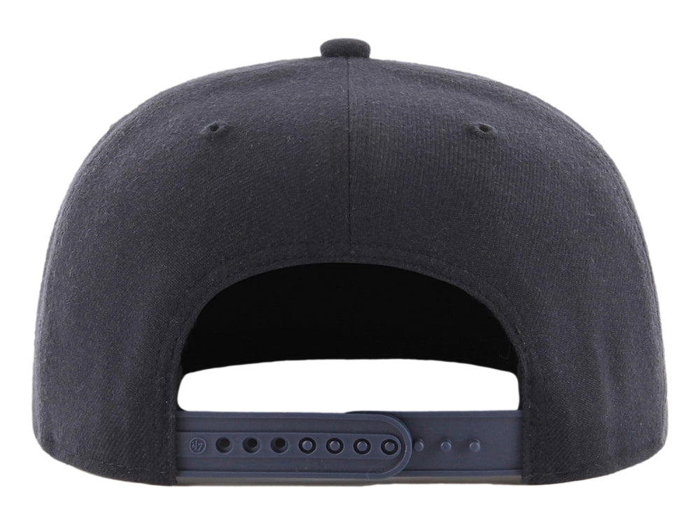 Gorra de béisbol color navy de la marca 47 Brand con logotipo de Boston Red Sox en rojo y blanco.