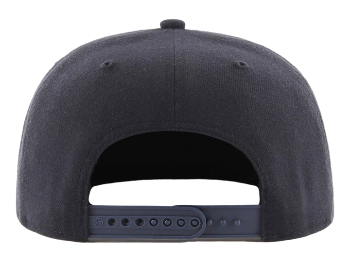Gorra de béisbol color navy de la marca 47 Brand con logotipo de Boston Red Sox en rojo y blanco.