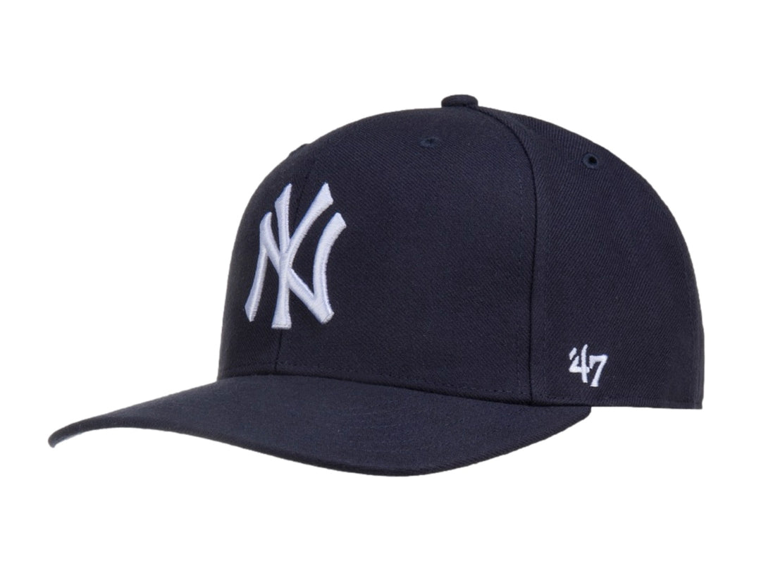 Gorra de béisbol color navy con logotipo blanco de los New York Yankees en el frente y logo 47 al costado.