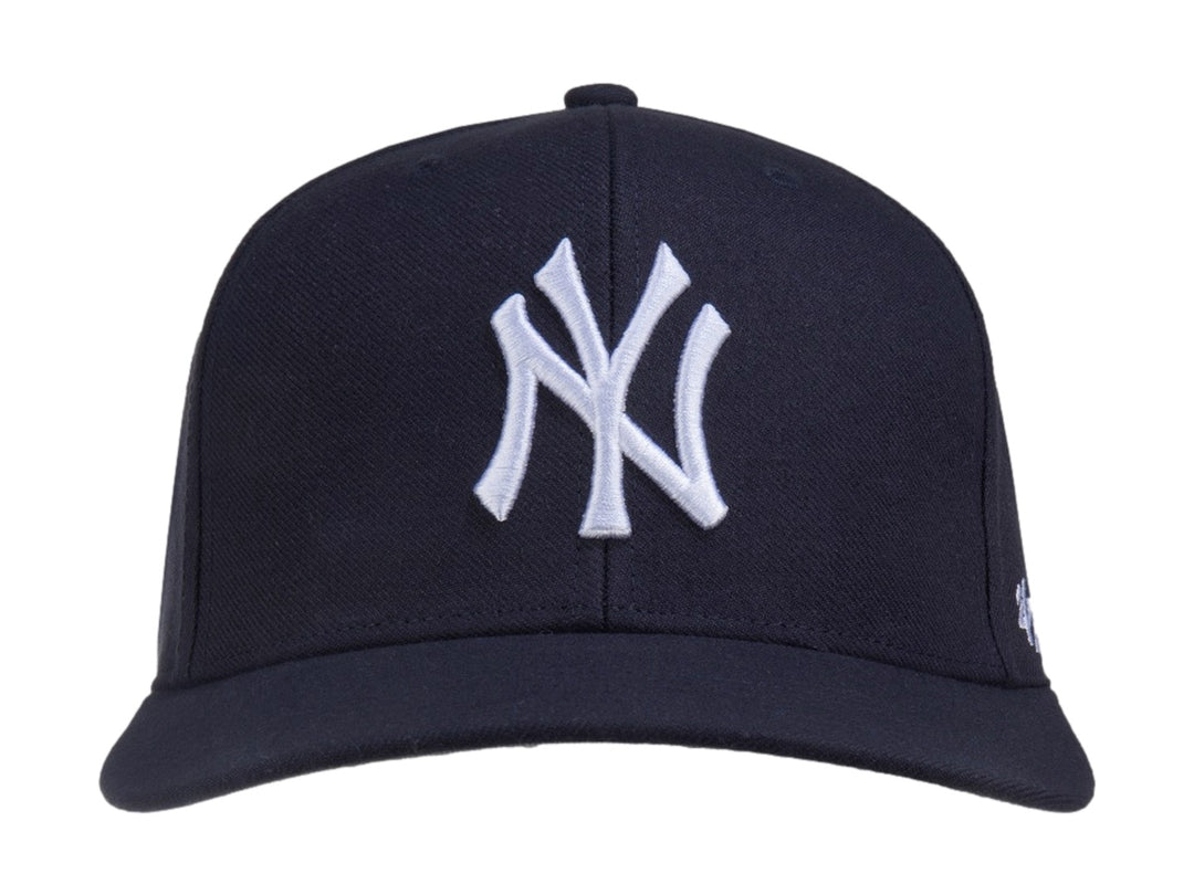 Gorra de béisbol color navy con logotipo blanco de los New York Yankees en el frente y logo 47 al costado.
