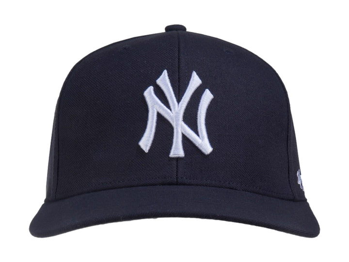 Gorra de béisbol color navy con logotipo blanco de los New York Yankees en el frente y logo 47 al costado.