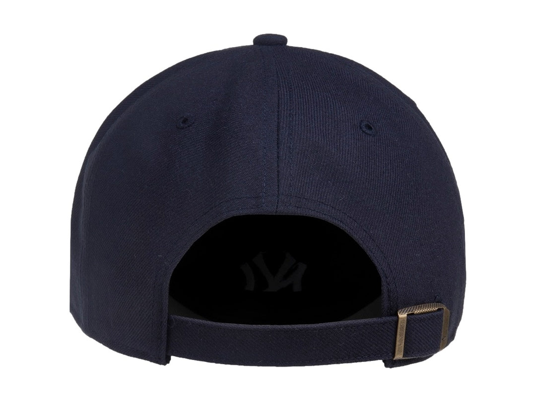Gorra de béisbol color navy con logotipo blanco de los New York Yankees en el frente y logo 47 al costado.