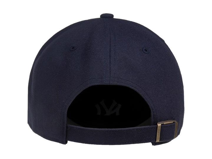 Gorra de béisbol color navy con logotipo blanco de los New York Yankees en el frente y logo 47 al costado.