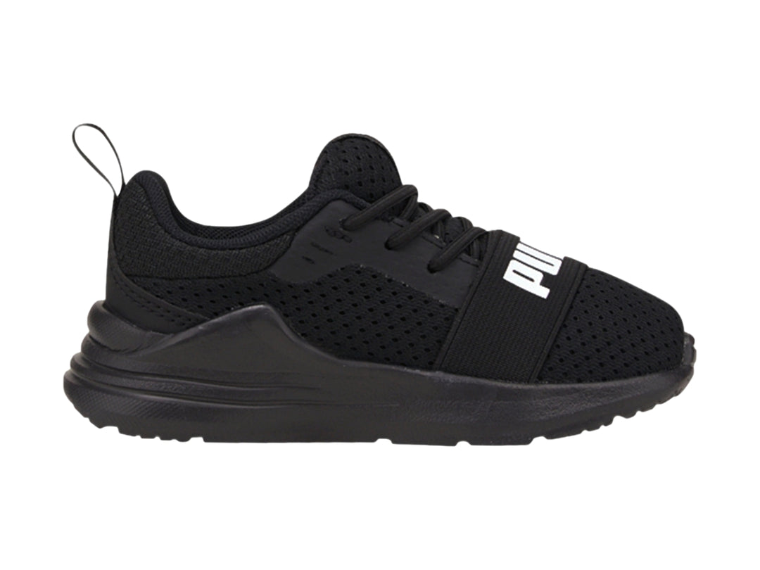 Tenis deportivos PUMA para niño en color negro con logotipo blanco en la parte superior.
