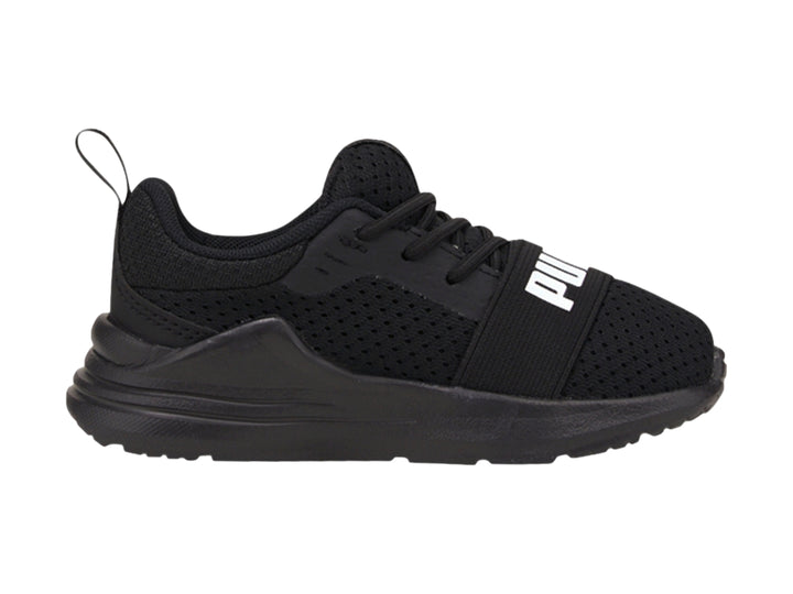 Tenis deportivos PUMA para niño en color negro con logotipo blanco en la parte superior.