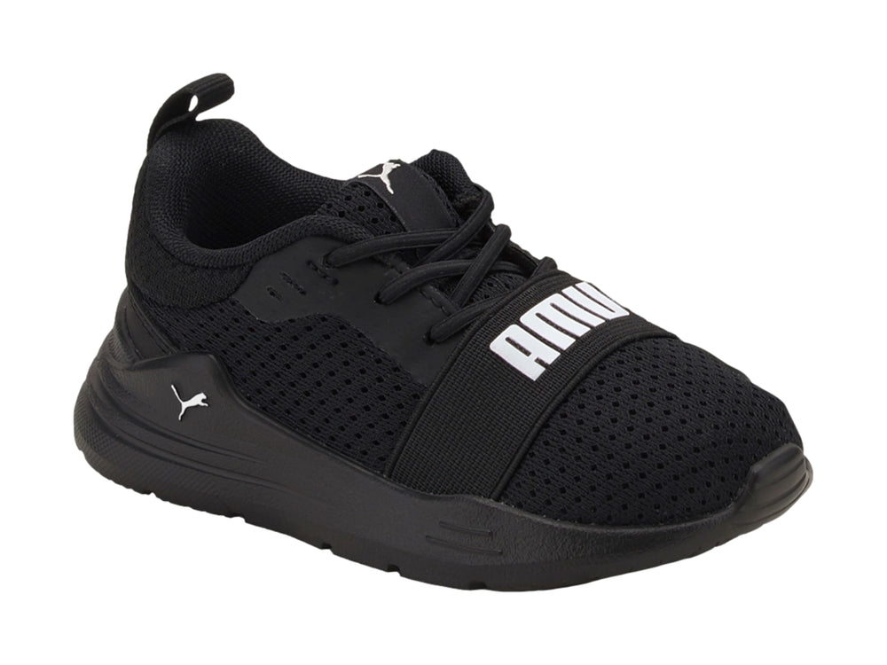 Tenis deportivos PUMA para niño en color negro con logotipo blanco en la parte superior.