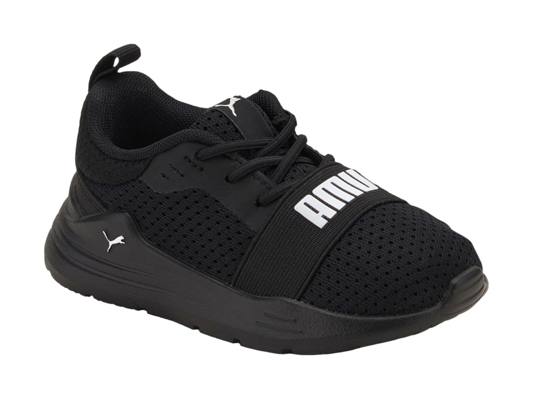 Tenis deportivos PUMA para niño en color negro con logotipo blanco en la parte superior.