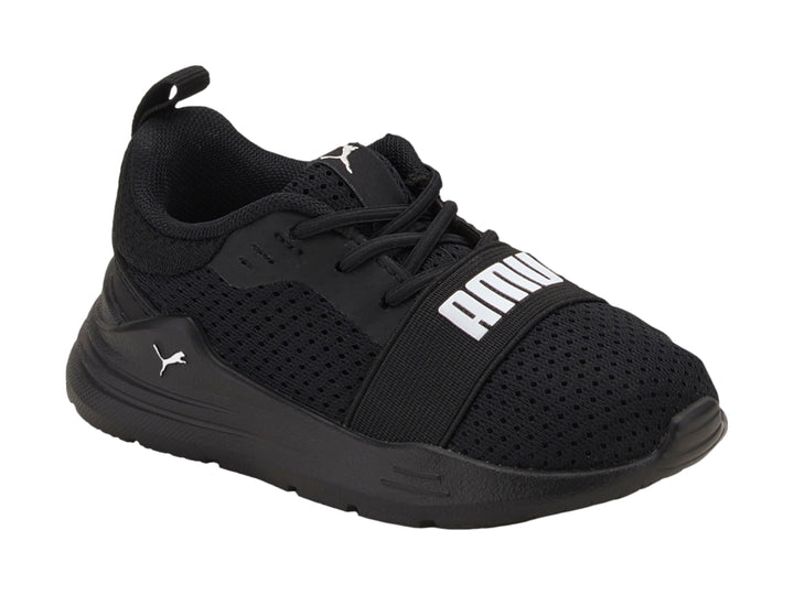 Tenis deportivos PUMA para niño en color negro con logotipo blanco en la parte superior.