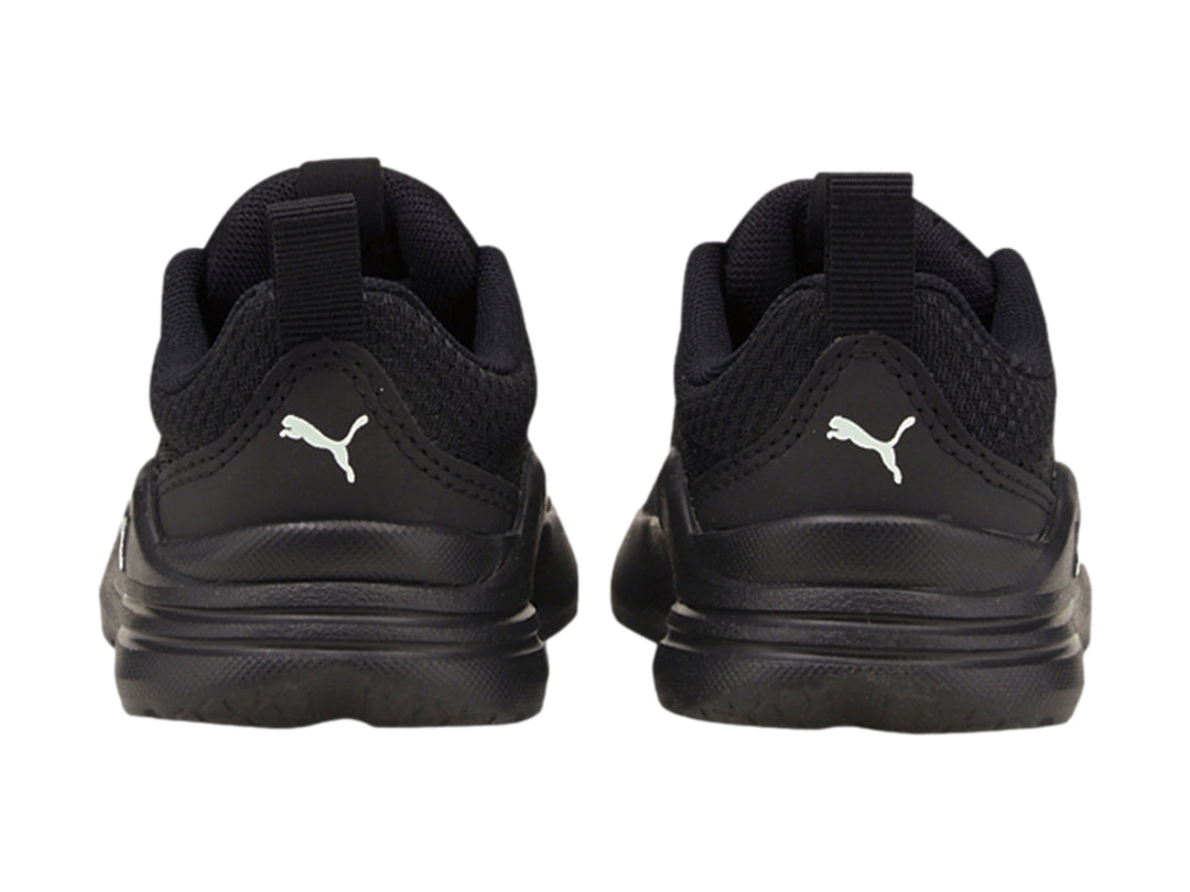 Tenis deportivos PUMA para niño en color negro con logotipo blanco en la parte superior.