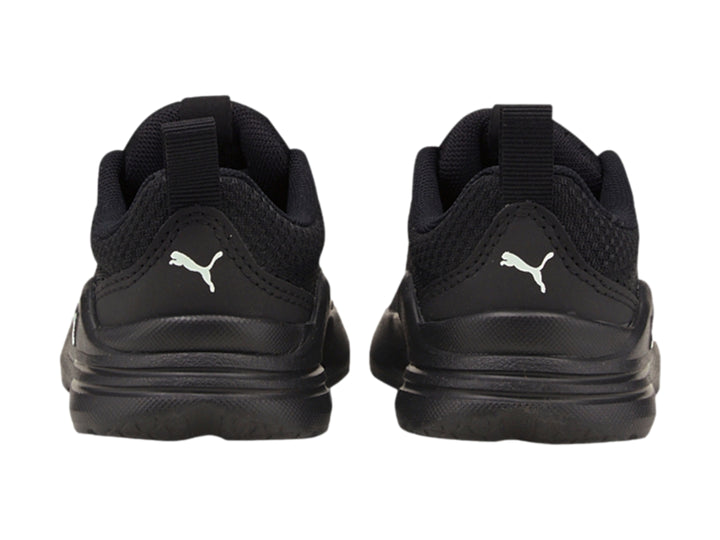 Tenis deportivos PUMA para niño en color negro con logotipo blanco en la parte superior.