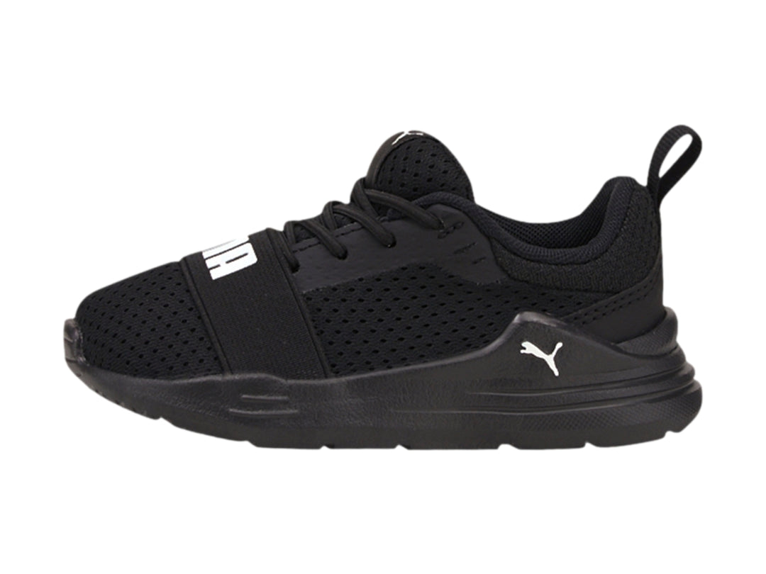 Tenis deportivos PUMA para niño en color negro con logotipo blanco en la parte superior.