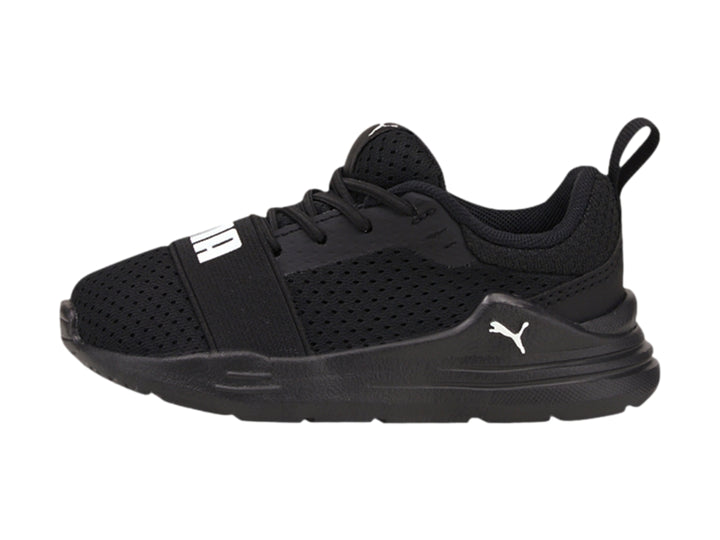 Tenis deportivos PUMA para niño en color negro con logotipo blanco en la parte superior.