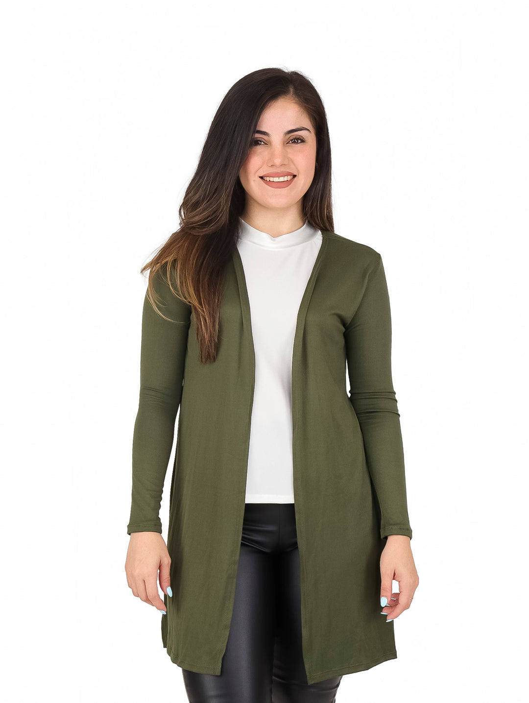 Mujer vistiendo un cardigan largo abierto en color olivo con mangas largas sobre una blusa blanca.