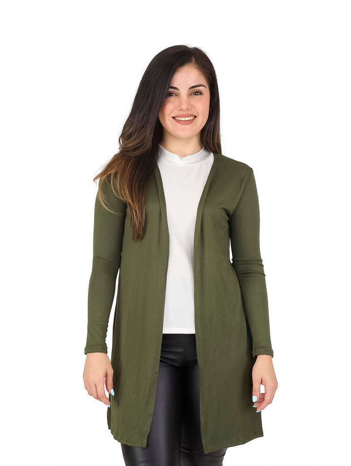 Mujer vistiendo un cardigan largo abierto en color olivo con mangas largas sobre una blusa blanca.