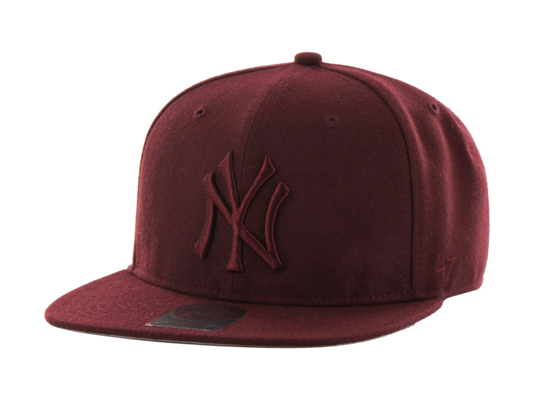 Gorra de béisbol color guinda oscuro con logotipo bordado en el frente y visera plana.
