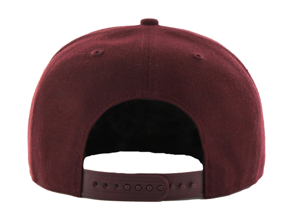Gorra de béisbol color guinda oscuro con logotipo bordado en el frente y visera plana.