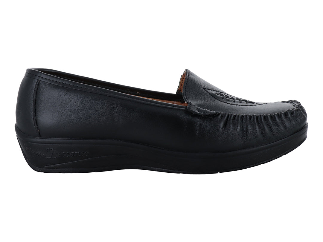 Zapato plano tipo mocasín color negro de material napa con suela cómoda.