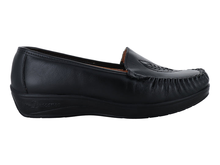 Zapato plano tipo mocasín color negro de material napa con suela cómoda.