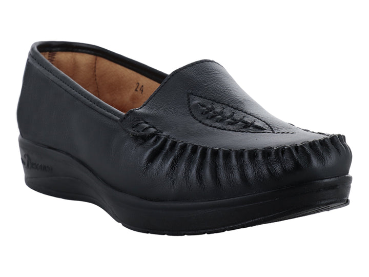 Zapato plano tipo mocasín color negro de material napa con suela cómoda.