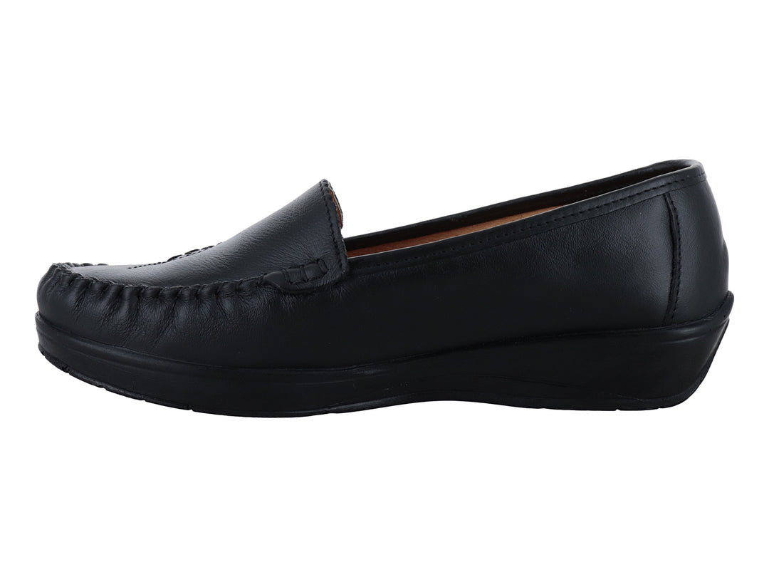 Zapato plano tipo mocasín color negro de material napa con suela cómoda.