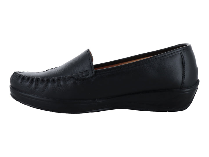 Zapato plano tipo mocasín color negro de material napa con suela cómoda.