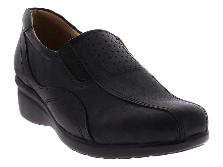 Zapato plano de piel color negro para Mujer, estilo slip-on con detalles perforados.
