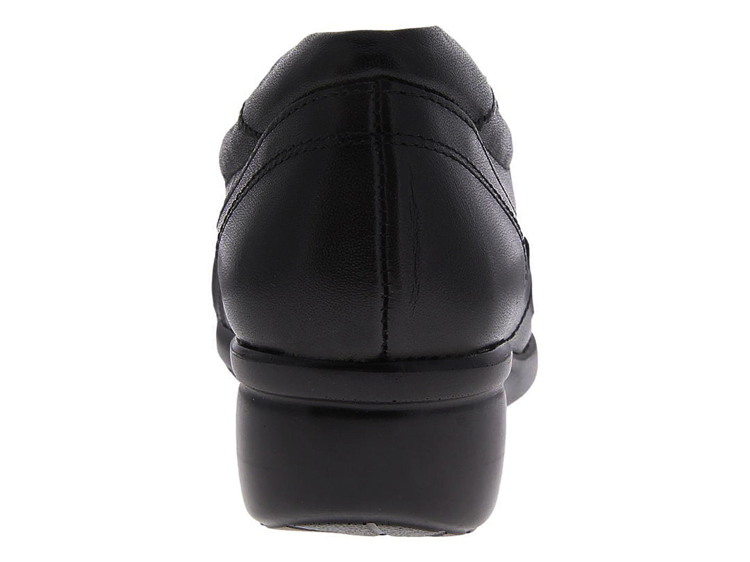 Zapato plano de piel color negro para Mujer, estilo slip-on con detalles perforados.