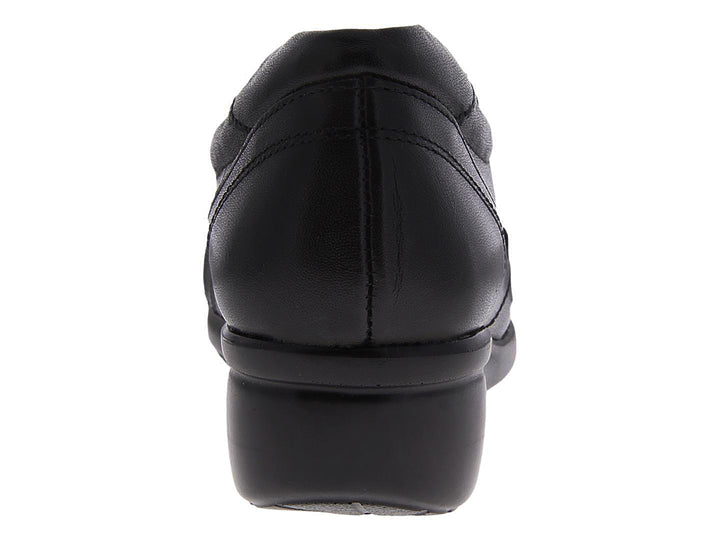 Zapato plano de piel color negro para Mujer, estilo slip-on con detalles perforados.