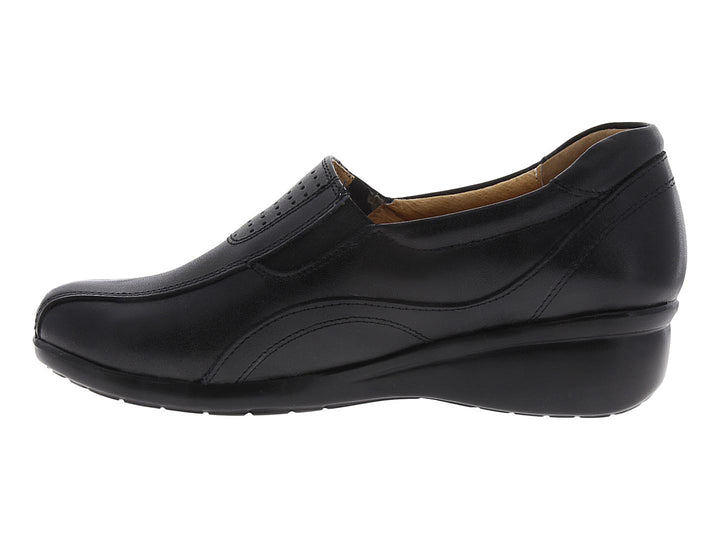 Zapato plano de piel color negro para Mujer, estilo slip-on con detalles perforados.