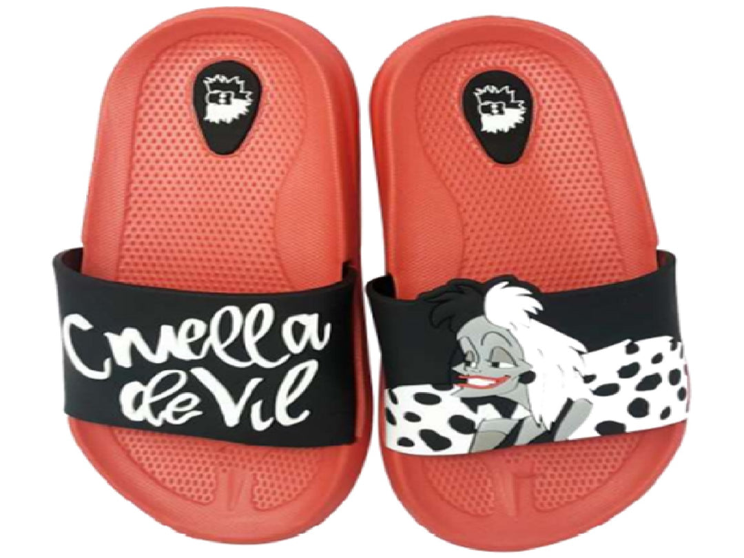 Par de sandalias rojas con banda negra decorada con la imagen y nombre de Cruella de Vil.