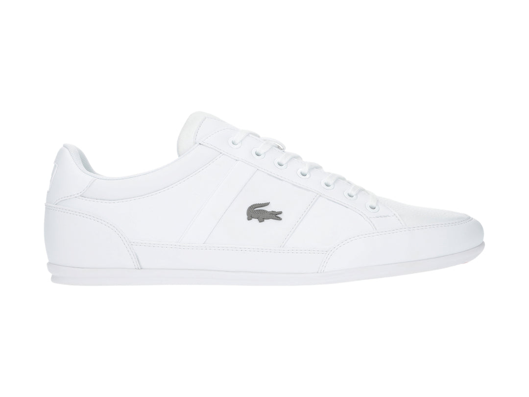 Tenis Lacoste Chaymon blancos para hombre, de cuero, con cordones y suela blanca.