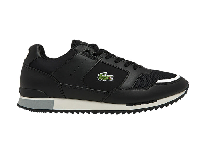 Tenis Lacoste Partner para hombre en color negro con suela blanca y gris.