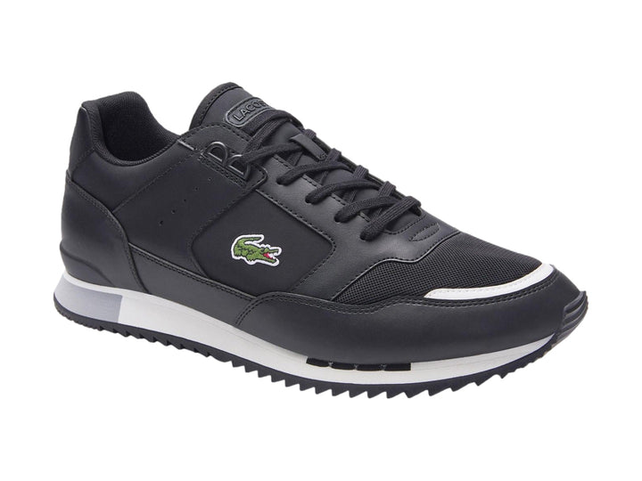 Tenis Lacoste Partner para hombre en color negro con suela blanca y gris.
