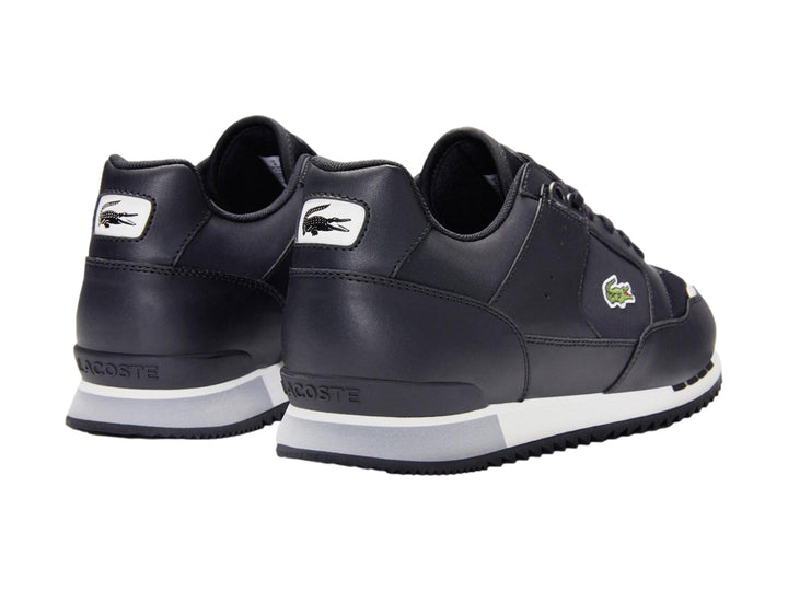 Tenis Lacoste Partner para hombre en color negro con suela blanca y gris.