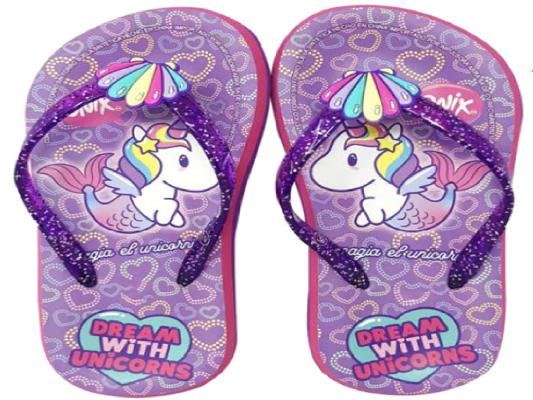 Sandalias moradas para niña con estampado de unicornio y tiras con glitter.