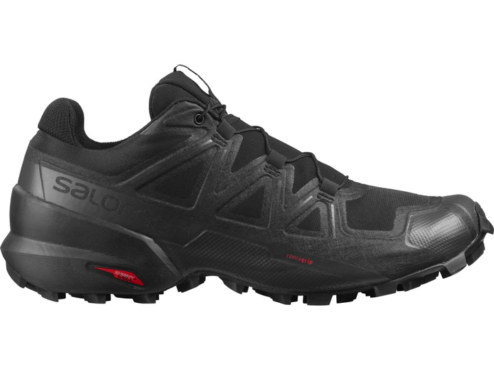 Tenis de trail running Salomon color negro con suela rugosa para hombre.