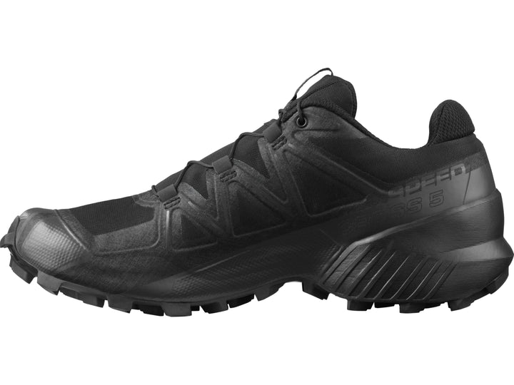 Tenis de trail running Salomon color negro con suela rugosa para hombre.