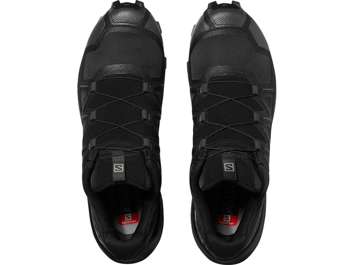 Tenis de trail running Salomon color negro con suela rugosa para hombre.