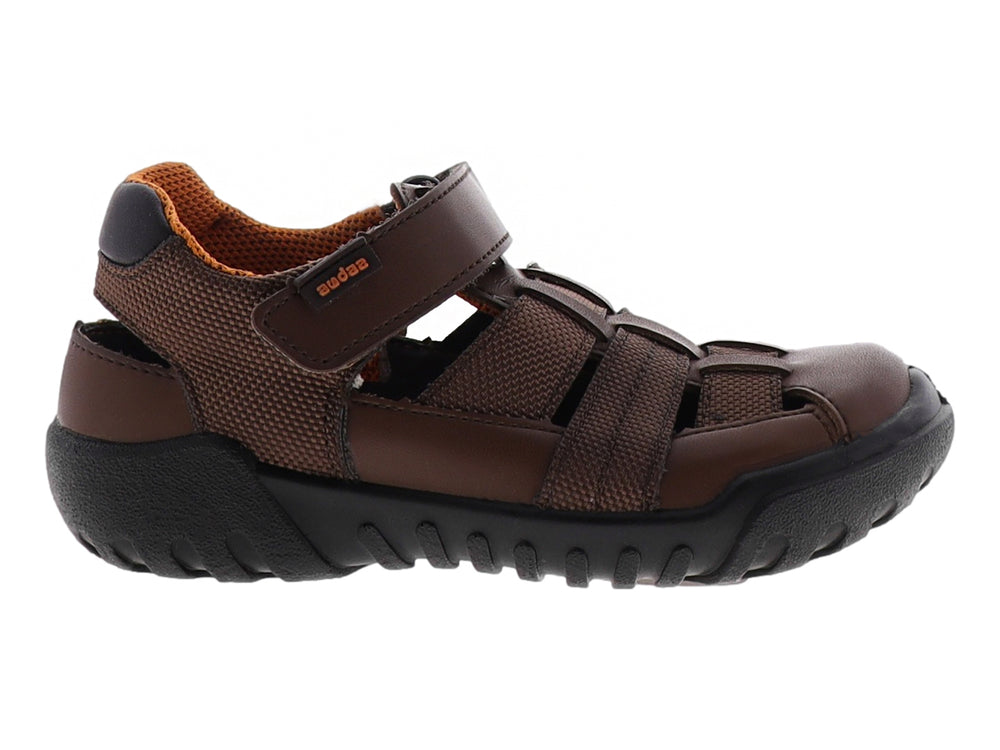 Sandalia infantil cerrada color café con suela negra y ajuste de velcro.