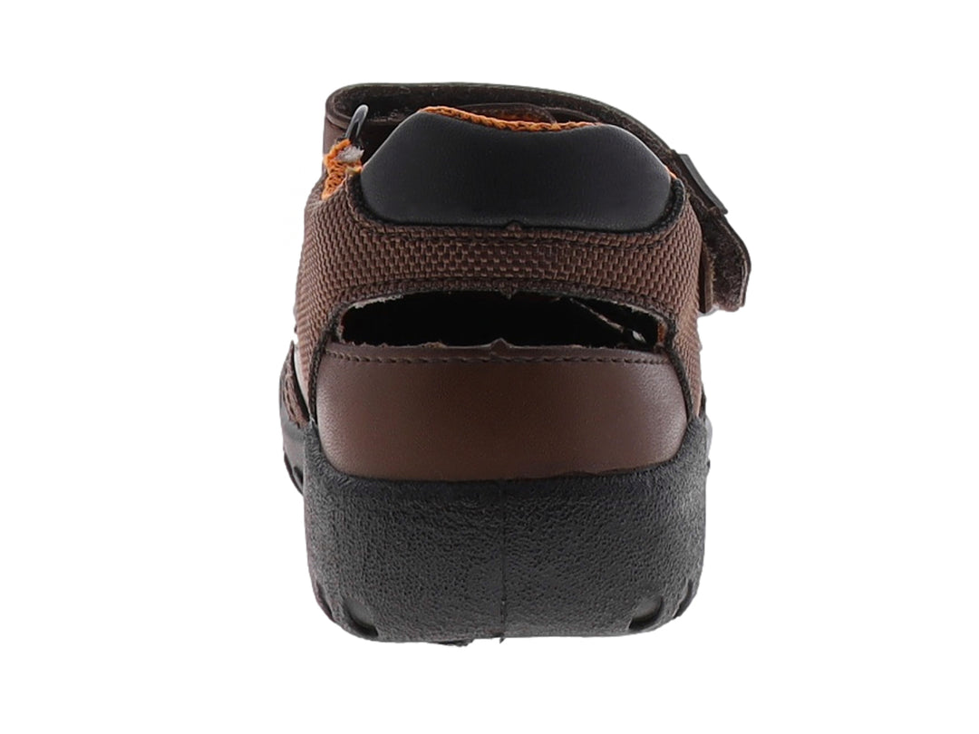 Sandalia infantil cerrada color café con suela negra y ajuste de velcro.