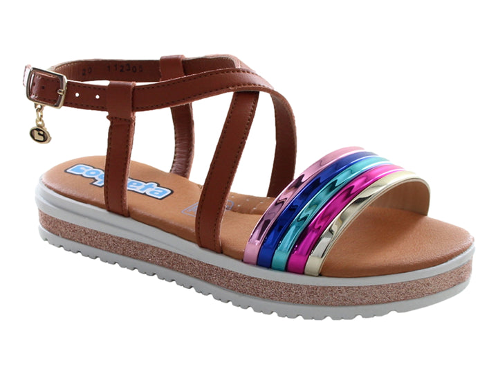 Sandalias para niña color miel con plataforma brillante y tiras frontales multicolores.