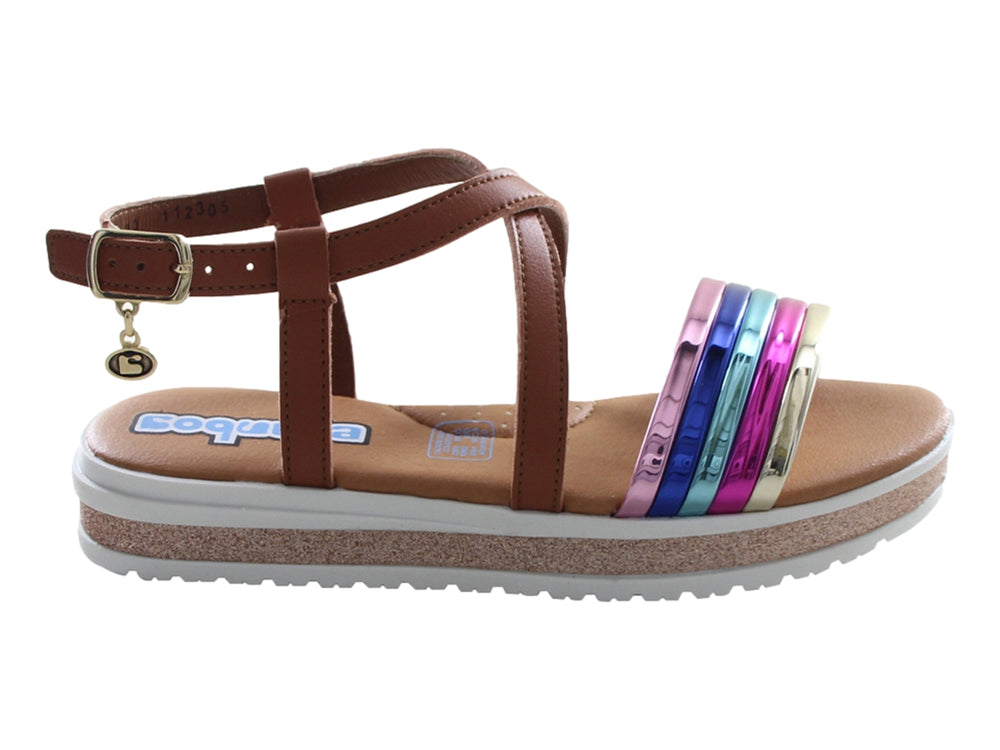 Sandalias para niña color miel con plataforma brillante y tiras frontales multicolores.