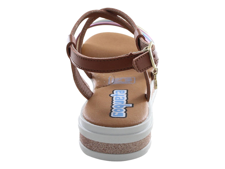 Sandalias para niña color miel con plataforma brillante y tiras frontales multicolores.