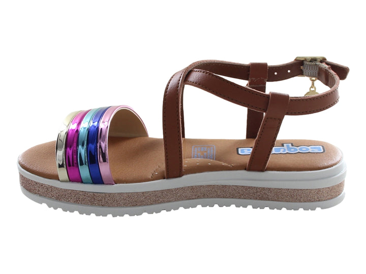 Sandalias para niña color miel con plataforma brillante y tiras frontales multicolores.
