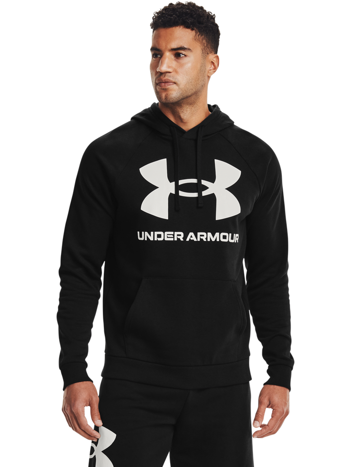 Sudadera con capucha Under Armour color negro con logotipo blanco grande en el pecho, modelo Hombre.