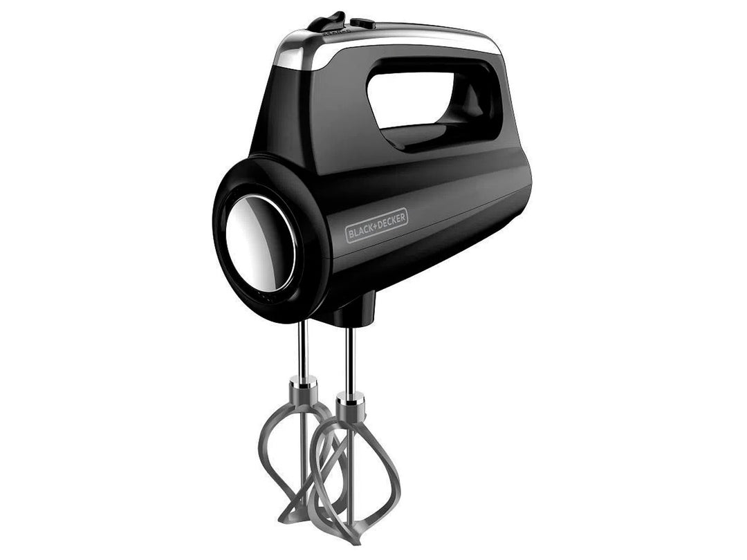 Batidora de mano Black and Decker color negro con detalles y batidores en color plata.
