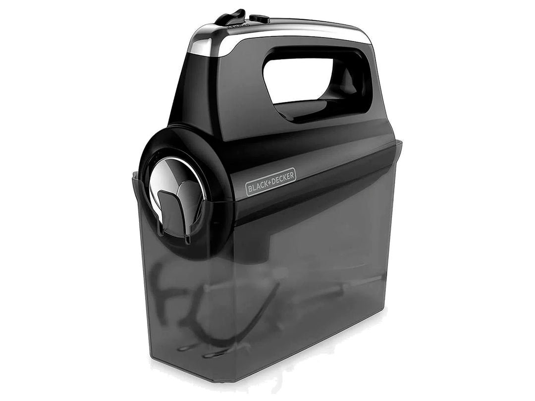 Batidora de mano Black and Decker color negro con detalles y batidores en color plata.