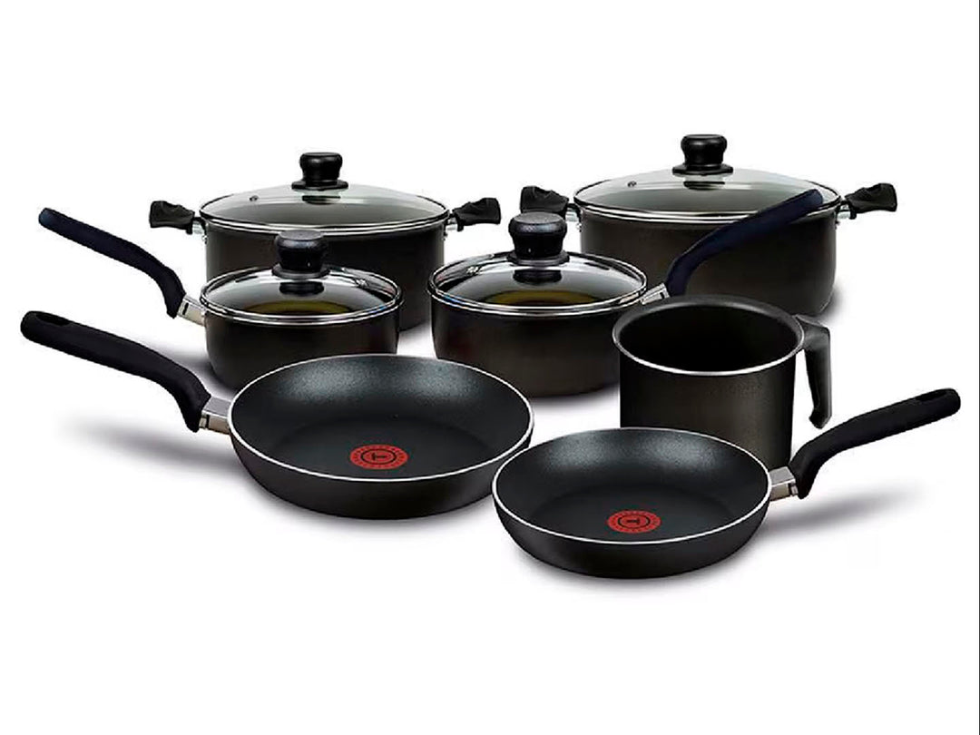 Batería de cocina T-FAL de 11 piezas en color negro con tapas de vidrio y mangos negros.