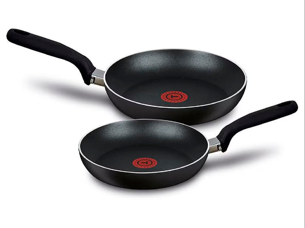 Batería de cocina T-FAL de 11 piezas en color negro con tapas de vidrio y mangos negros.