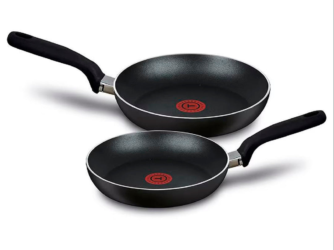 Batería de cocina T-FAL de 11 piezas en color negro con tapas de vidrio y mangos negros.